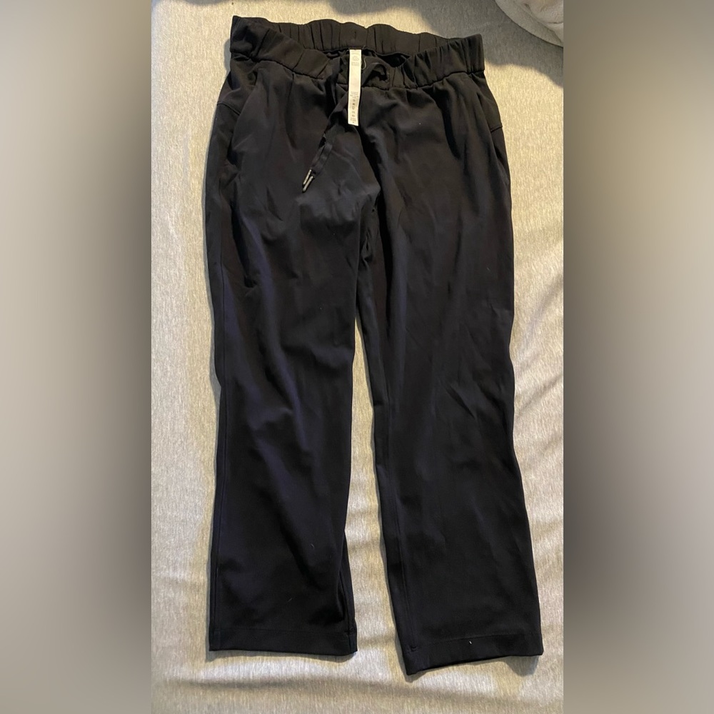Black Lulu lemon size 6 crop pant